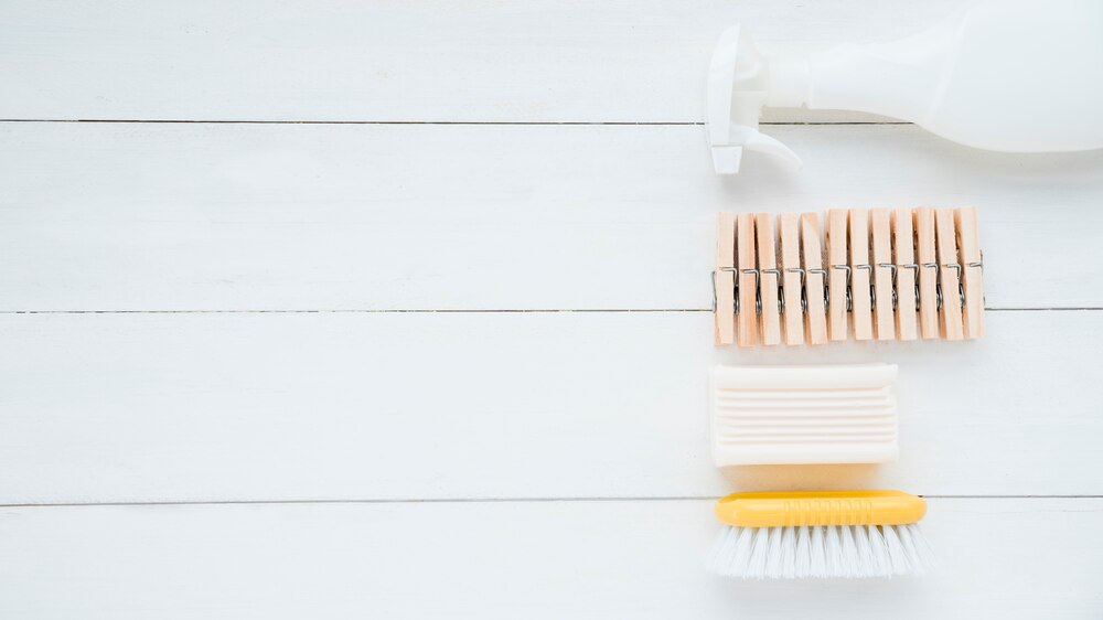 Flat lay cleaning composition with copyspace